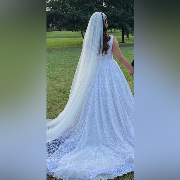 Wedding dress - Picture 3 of 7